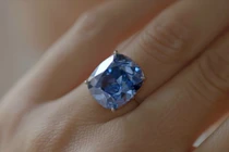 Cận cảnh viên kim cương xanh quý hiếm đấu giá gần 500 tỷ