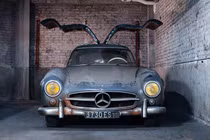 Chiếc Mercedes-Benz 300 SL Gullwing cũ kỹ này có giá tới 136 tỷ đồng 