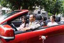 Ông Phạm Nhật Vượng lái VinFast VF 8 mui trần trong ngày cưới của con trai