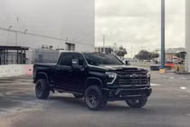 Chevrolet Silverado 2500HD Z71 phong cách "hiệp sĩ bóng đêm" với mâm Vossen