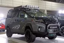 Chiếc Toyota Alphard độ siêu hầm hố theo phong cách Land Cruiser