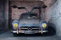 Chiếc Mercedes-Benz 300 SL Gullwing cũ kỹ này có giá tới 136 tỷ đồng 