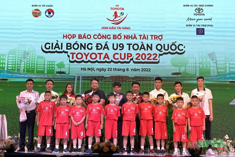 Nhà tài trợ tặng áo đấu cho đại diện các cầu thủ tham dự giải.