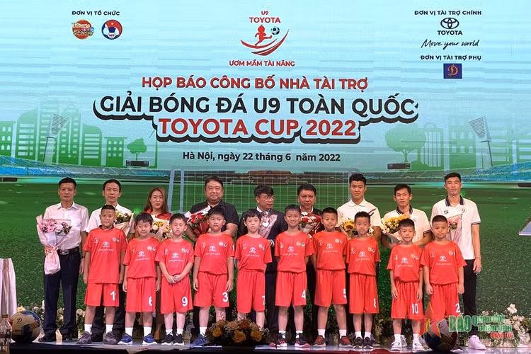 Nhà tài trợ tặng áo đấu cho đại diện các cầu thủ tham dự giải.