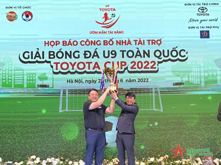 Nghi thức trao cúp vô địch cho Ban Tổ chức.