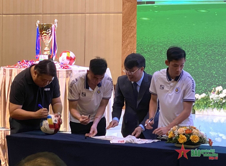 Các cầu thủ của Câu lạc bộ Hà Nội ký tặng áo đấu.