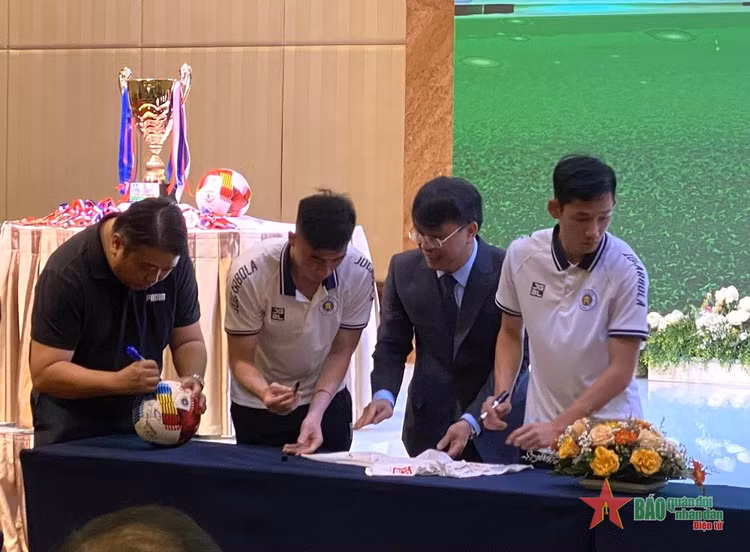 Các cầu thủ của Câu lạc bộ Hà Nội ký tặng áo đấu.