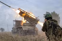 Kênh Deep State của AFU cho biết, RFAF đang tổ chức bao vây với thành phố Konstantinovka từ sườn phía nam và phía bắc. Chiến thuật này đã trở thành tiêu chuẩn của RFAF, khi họ tiến công các khu vực kiên cố của AFU.