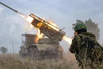 Kênh Deep State của AFU cho biết, RFAF đang tổ chức bao vây với thành phố Konstantinovka từ sườn phía nam và phía bắc. Chiến thuật này đã trở thành tiêu chuẩn của RFAF, khi họ tiến công các khu vực kiên cố của AFU.