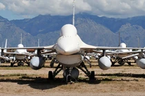 Mỹ tính toán gì với Ukraine, khi viện trợ F-16 từ nghĩa địa máy bay? 