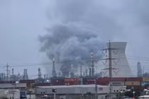 Iran lần đầu sử dụng tên lửa mới, đánh trúng nhà máy lọc dầu của Israel 