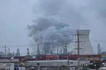 Iran lần đầu sử dụng tên lửa mới, đánh trúng nhà máy lọc dầu của Israel 