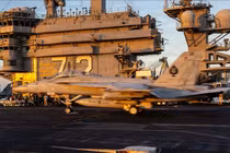 Tên lửa Iran dọa tàu sân bay Mỹ chạy khỏi eo biển Hormuz