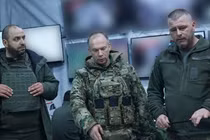 Trong những ngày qua, quân đội Nga (RFAF) liên tục tấn công thành phố Pokrovsk từ ba hướng; họ đã kiểm soát được một số tòa nhà ở phía nam thành phố, đặc biệt là các tòa nhà cao tầng. Khi RFAF chiếm được khu vực này, quân đội Ukraine (AFU) sẽ mất đi điểm hỗ trợ trên hướng này. Tuyến đường tiếp tế phía sau thành phố Pokrovsk có thể sẽ bị RFAF cắt đứt trực tiếp.