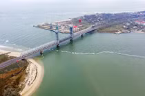 Ngoài ra, các cuộc tấn công cũng nhắm vào hệ thống giao thông, bao gồm cả cảng và đường sắt. Trước đó, vào ngày 14/12, các cuộc tấn công nhắm vào cầu vượt Zatoka. Cây cầu bắc qua cửa sông Dniester này, là một tuyến đường hậu cần quan trọng nối thành phố Odessa với Romania, và được sử dụng để vận chuyển tiếp tế từ các nước phương Tây đã bị đánh phá.