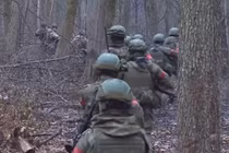 Trên mặt đất, AFU đã bố trí các bãi mìn dày đặc, cứ hai mét lại bố trí một quả mìn theo các tuyến đường chính. Binh lính phải dùng máy dò mìn để quét từng bước chân, vì sợ chỉ một bước hụt ​​cũng có thể gây ra một vụ nổ chết người.