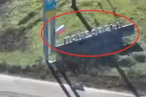 Quân đội Nga cắm cờ trên cổng chào đường cao tốc vào thành phố Pokrovsk 