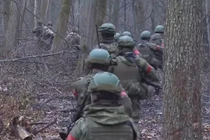 Trên mặt đất, AFU đã bố trí các bãi mìn dày đặc, cứ hai mét lại bố trí một quả mìn theo các tuyến đường chính. Binh lính phải dùng máy dò mìn để quét từng bước chân, vì sợ chỉ một bước hụt ​​cũng có thể gây ra một vụ nổ chết người.