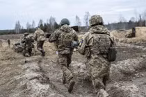 Trong trận đánh ngày 17/5, quân đội Nga đã sử dụng thành công UAV FPV để mở rộng phạm vi tấn công chưa từng có lên tới 40 km phía sau chiến tuyến. Bước đột phá này, là nhờ RFAF cải tiến công nghệ chuyển tiếp tín hiệu dẫn đường, giúp UAV FPV duy trì khả năng điều khiển chính xác ở khoảng cách xa như vậy.