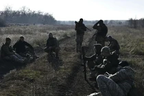 Điều đặc biệt là hướng Slavyansk-Kramatorsk, nơi không có thay đổi nào được quan sát thấy trong hơn 10 tháng qua. Kênh Rybar của Nga cho biết, sau đợt pháo kích chuẩn bị một cách bất ngờ, các nhóm tấn công của Nga đã chiếm giữ các vị trí của quân Ukraine ở phía bắc làng Zaliznyanskoye.