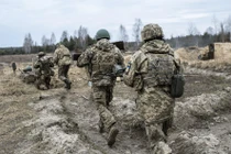 Trong trận đánh ngày 17/5, quân đội Nga đã sử dụng thành công UAV FPV để mở rộng phạm vi tấn công chưa từng có lên tới 40 km phía sau chiến tuyến. Bước đột phá này, là nhờ RFAF cải tiến công nghệ chuyển tiếp tín hiệu dẫn đường, giúp UAV FPV duy trì khả năng điều khiển chính xác ở khoảng cách xa như vậy.