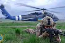 Đáng chú ý là các trực thăng đã có thể hạ cánh xuống ngoại ô Pokrovsk, nhưng ngay khi hạ cánh, UAV FPV của Nga đã bắt đầu nhắm mục tiêu vào lực lượng đặc nhiệm GUR. UAV FPV của Nga đã thực hiện tấn công các mục tiêu bên trong một nhà máy sản xuất đồ nội thất, nơi một số đặc nhiệm GUR đã nhảy dù xuống khu vực được chỉ định và ẩn náu.