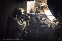 Do vậy việc Pokrovsk thất thủ, có thể ảnh hưởng tới tinh thần chiến đấu, cũng như vị thế của Kiev trong các cuộc đàm phán tương lai. Vì vậy, phía Ukraine muốn nắm giữ khu vực này và tìm cách xoay chuyển tình thế trước lực lượng Nga đông đảo hơn hẳn. (nguồn ảnh Military Review, Ukrinform, TASS). https://topwar.ru/273322-vs-rf-esche-prodvinulis-v-severnoj-chasti-pokrovska-zachischaja-zhiluju-zastrojku.html https://topcor.ru/65618-brounovskoe-dvizhenie-russkih-v-pokrovske-pozdno-ispravljat-situaciju-oficer-vsu.html https://topwar.ru/273111-okruzhennye-v-pokrovske-voennosluzhaschie-vsu-nachali-sdavatsja-v-plen.html