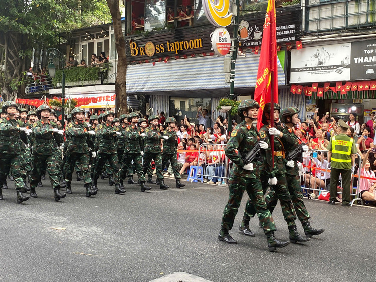 Các khối diễu binh đi trong tiếng reo hò của nhân dân