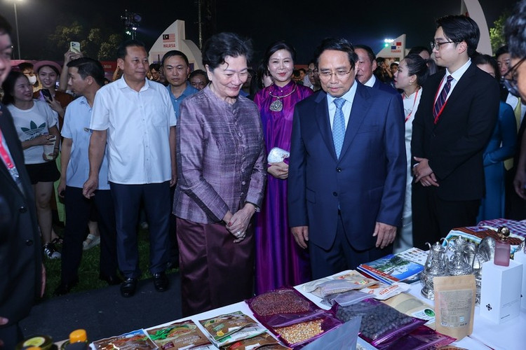 Thủ tướng Phạm Minh Chính tham quan không gian văn hóa quốc gia của các nước tham dự Lễ hội - Ảnh: VGP/Nhật Bắc