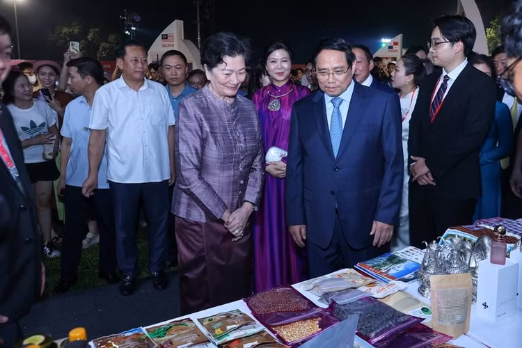 Thủ tướng Phạm Minh Chính tham quan không gian văn hóa quốc gia của các nước tham dự Lễ hội - Ảnh: VGP/Nhật Bắc