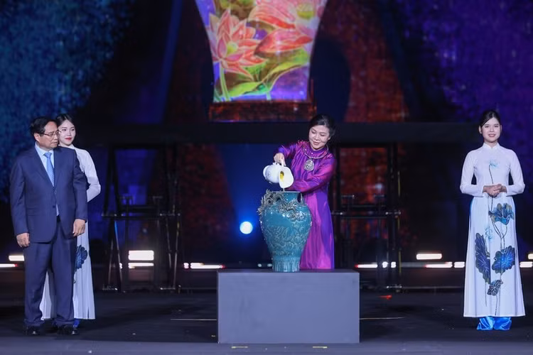 Bà Ngô Phương Ly, Phu nhân Tổng Bí thư Tô Lâm thực hiện nghi thức đặc biệt (vẽ tranh gốm ngũ sắc) khai mạc Lễ hội - Ảnh: VGP/Nhật Bắc
