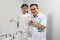 Tạo ngón cái mới từ ngón trỏ: Cơ hội phục hồi cho trẻ dị tật bẩm sinh