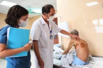 Tự điều trị zona tại nhà, cụ ông 77 tuổi gặp biến chứng nguy hiểm