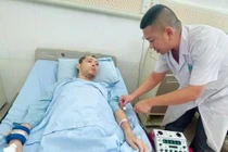 Sốt cao, người đàn ông hôn mê do tràn mủ dưới màng cứng não