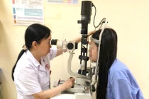 Đeo kính áp tròng, cô gái 20 tuổi phải nhập viện, cảnh báo nguy cơ mù