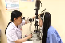 Đeo kính áp tròng, cô gái 20 tuổi phải nhập viện, cảnh báo nguy cơ mù