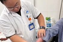 Bác sĩ Việt Nam điều trị thành công bệnh da di truyền hiếm nhờ tiêm botox