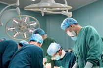 Cứu sống 1/3 vành tai gần đứt rời bằng chiến lược bảo tồn trì hoãn