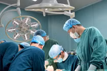 Cứu sống 1/3 vành tai gần đứt rời bằng chiến lược bảo tồn trì hoãn