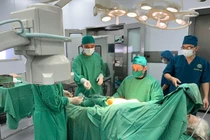 Kết hợp xương phục hồi tàn tật cho người già gãy liên mấu chuyển xương đùi