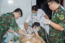 Trực thăng đưa ngư dân hôn mê từ đảo Song tử về đất liền cấp cứu