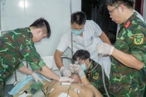 Trực thăng đưa ngư dân hôn mê từ đảo Song tử về đất liền cấp cứu