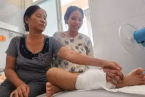 Ghép tạm tay đứt lìa vào chân bảo tồn tay cho thai phụ mang song thai 