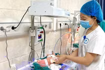 Cứu trẻ đẻ non suy hô hấp do chậm tiêu dịch màng phổi