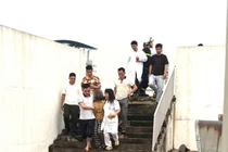 Vòng tay nhân ái hồi sinh trẻ 15 tuổi trên nóc nhà bệnh viện