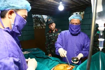 Mục sở thị diễn tập phẫu thuật trong lòng hầm như tình huống sinh tử thực sự