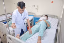 Dùng fly-carm phun thuốc, người đàn ông bị nhiều vết chém