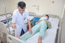 Dùng fly-carm phun thuốc, người đàn ông bị nhiều vết chém