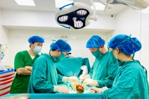 Không thấy tổn thương, người đàn ông gãy kín 2 xương cẳng chân