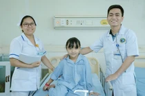 Đau hông lưng, trẻ 9 tuổi phải tán sỏi thận kích thước lớn